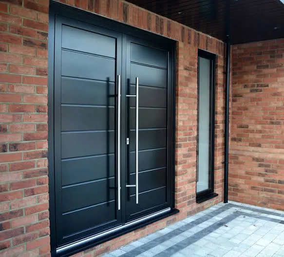 Porte d’entrée aluminium contemporaine dans un immeuble genevois