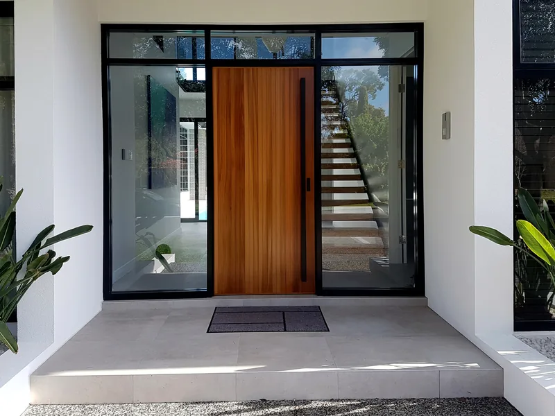 Porte d’entrée en bois d’immeuble ancien genevois