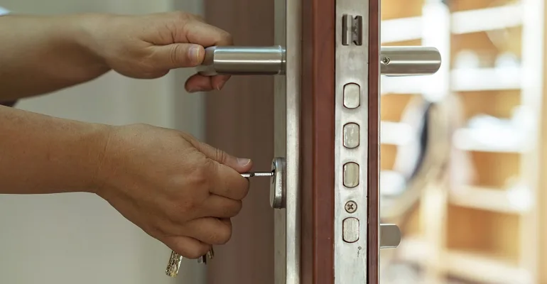 Détail de serrure multipoints sur une porte d’entrée