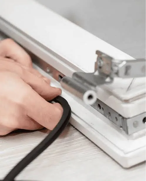 Coupe de profilé PVC montrant les chambres internes et l’armature