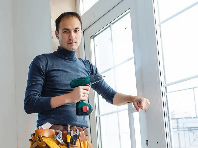Notre artisan et son outillage pour la fabrication et la pose sur mesure