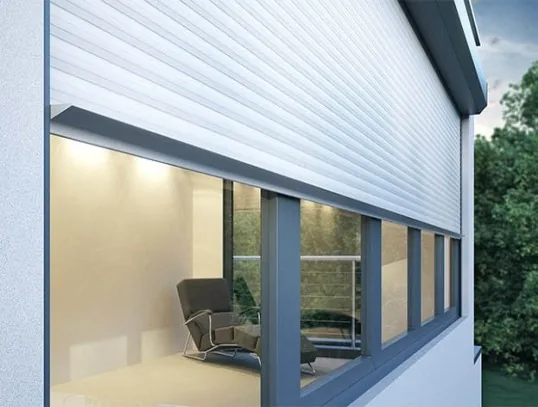 Volets battants aluminium sur une villa contemporaine